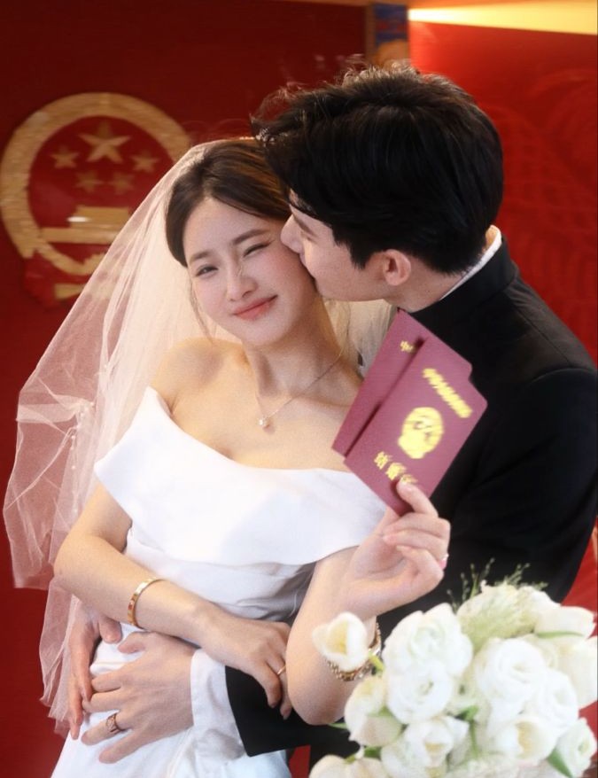 Anh ấy đã cưới người phụ nữ của anh trai mình.