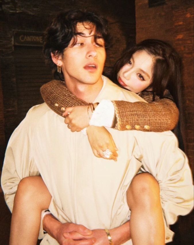 Giấu Mình Dưới Lớp Vỏ Bình Thường